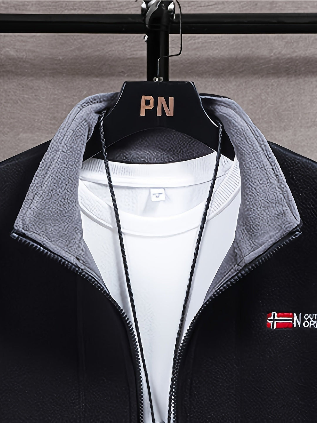 "Heren outdoor fleecejack, warm en winddicht, met hoge kraag. Perfect voor herfst en winteractiviteiten."