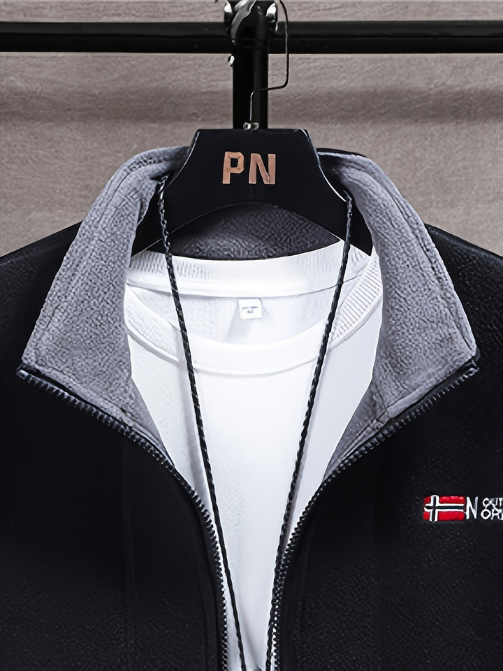 "Heren outdoor fleecejack, warm en winddicht, met hoge kraag. Perfect voor herfst en winteractiviteiten."