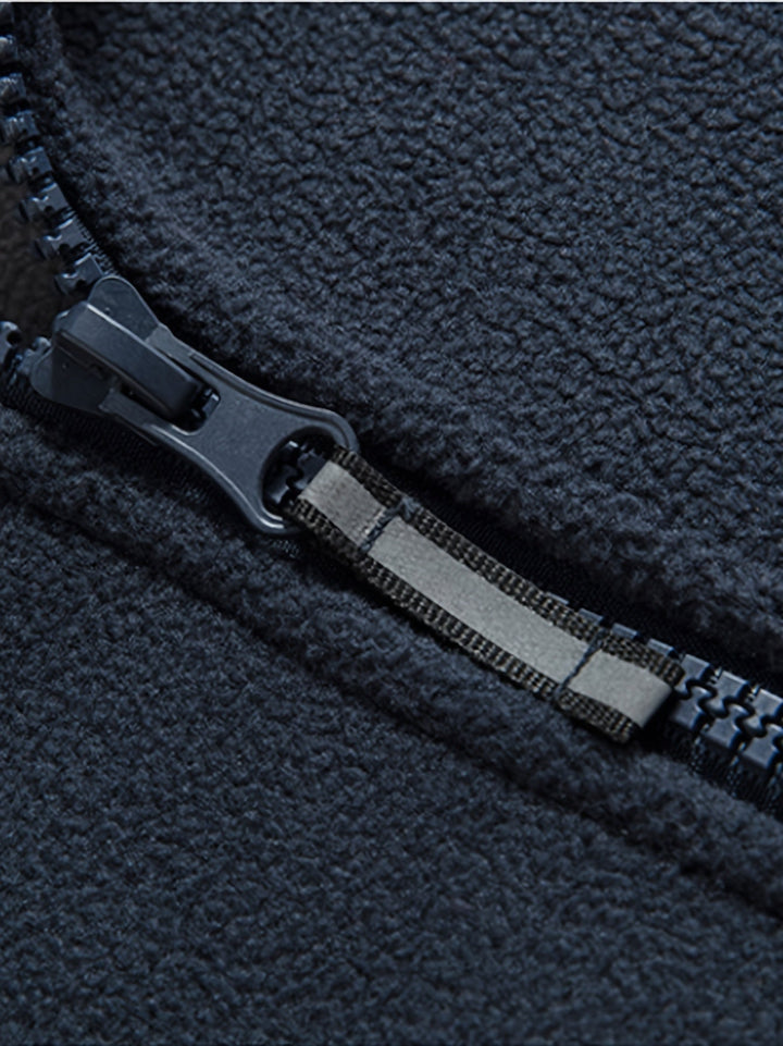 "Heren outdoor fleecejack, warm en winddicht, met hoge kraag. Perfect voor herfst en winteractiviteiten."