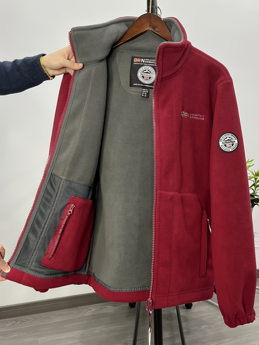 "Heren outdoor fleecejack, warm en winddicht, met hoge kraag. Perfect voor herfst en winteractiviteiten."