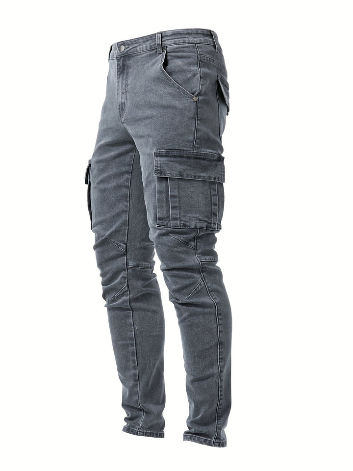 "Heren slim fit cargo jeans met stretch, meerdere zakken, casual street style, getoond van voren op een model"