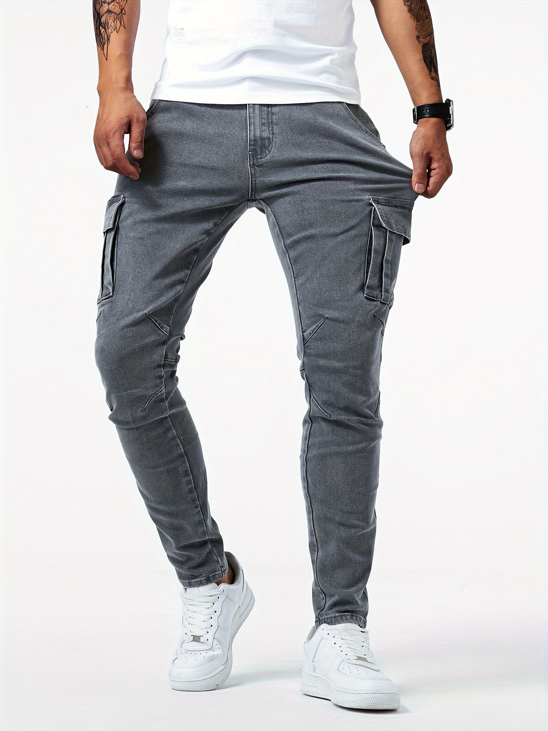 "Heren slim fit cargo jeans met stretch, meerdere zakken, casual street style, getoond van voren op een model"