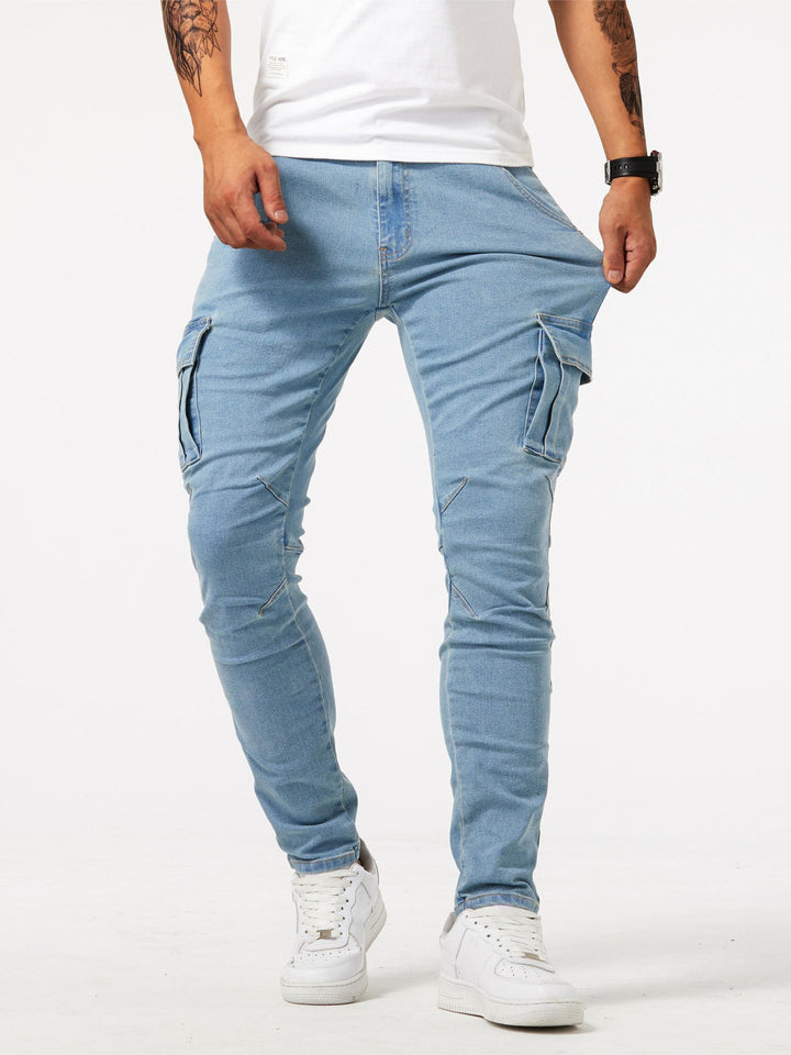 "Heren slim fit cargo jeans met stretch, meerdere zakken, casual street style, getoond van voren op een model"