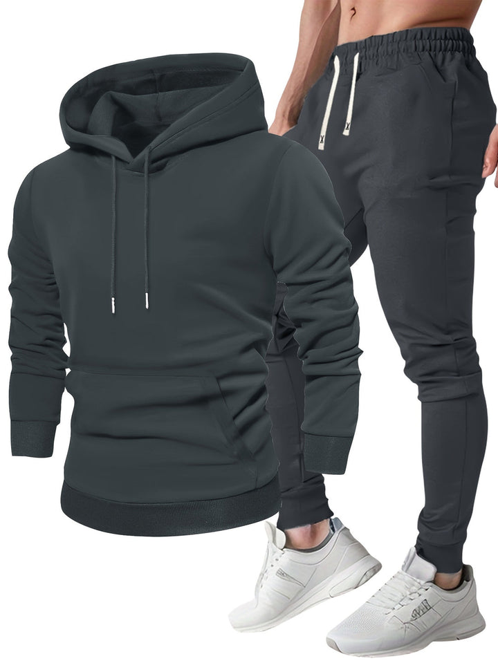 "Heren sportset met comfortabele hoodie en joggingbroek, ademende stoffen, ideaal voor sport en casual gebruik."