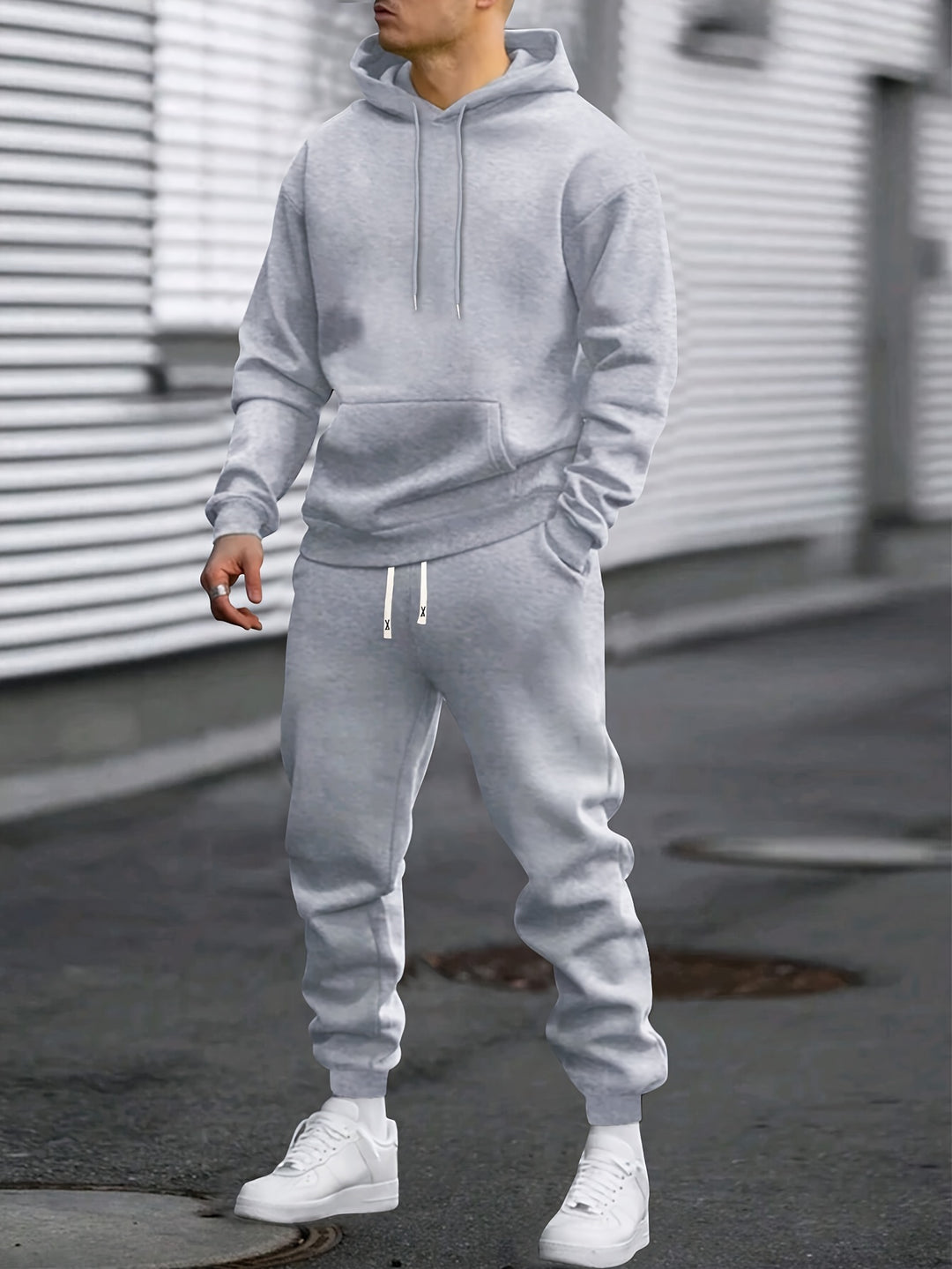 "Heren sportset met comfortabele hoodie en joggingbroek, ademende stoffen, ideaal voor sport en casual gebruik."