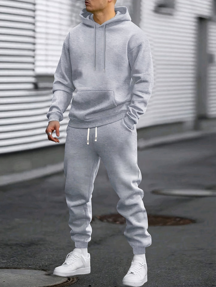 "Heren sportset met comfortabele hoodie en joggingbroek, ademende stoffen, ideaal voor sport en casual gebruik."