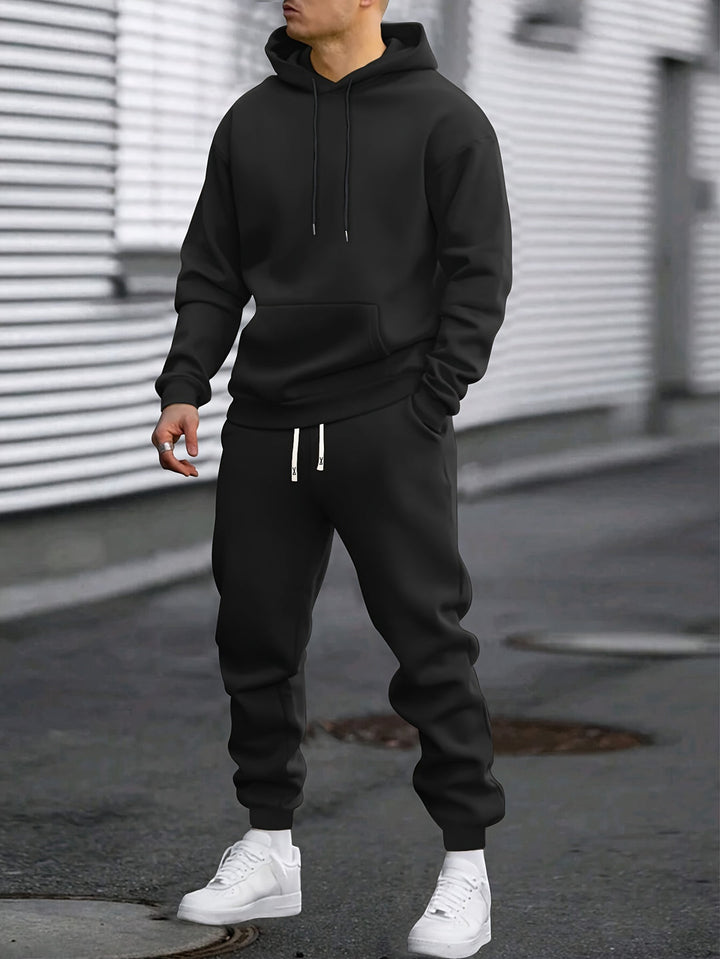 "Heren sportset met comfortabele hoodie en joggingbroek, ademende stoffen, ideaal voor sport en casual gebruik."