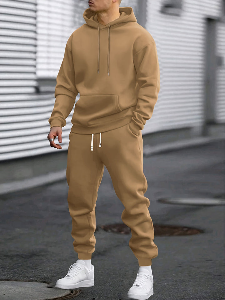 "Heren sportset met comfortabele hoodie en joggingbroek, ademende stoffen, ideaal voor sport en casual gebruik."