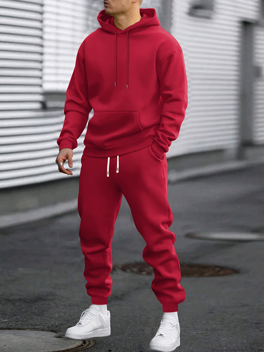 "Heren sportset met comfortabele hoodie en joggingbroek, ademende stoffen, ideaal voor sport en casual gebruik."