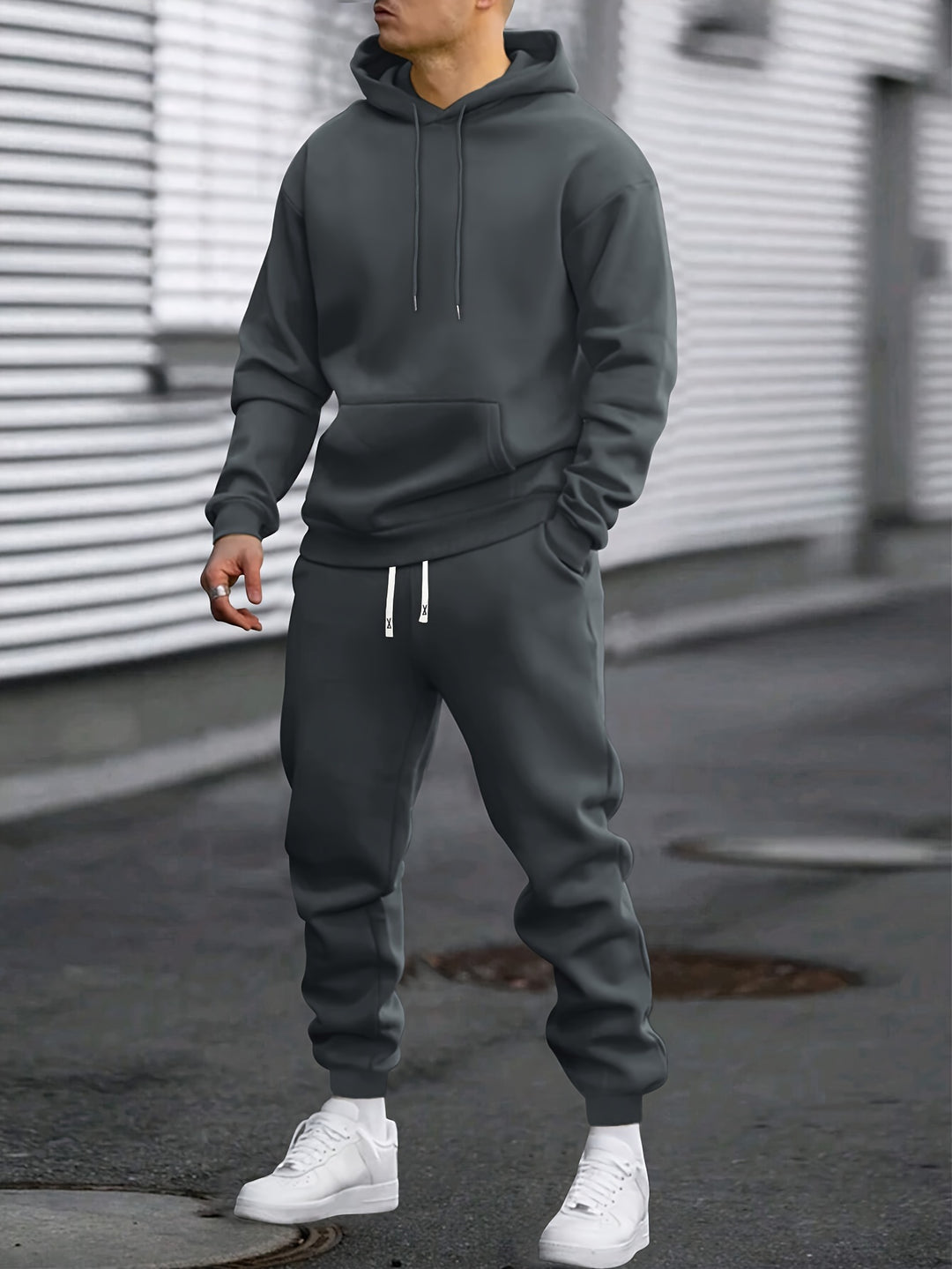 "Heren sportset met comfortabele hoodie en joggingbroek, ademende stoffen, ideaal voor sport en casual gebruik."