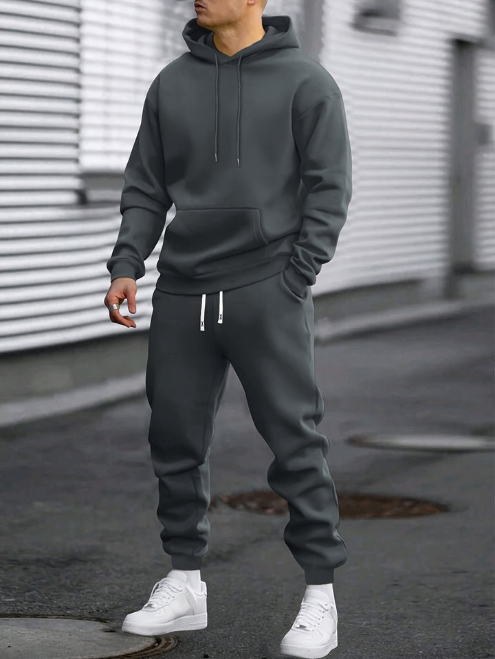 "Heren sportset met comfortabele hoodie en joggingbroek, ademende stoffen, ideaal voor sport en casual gebruik."