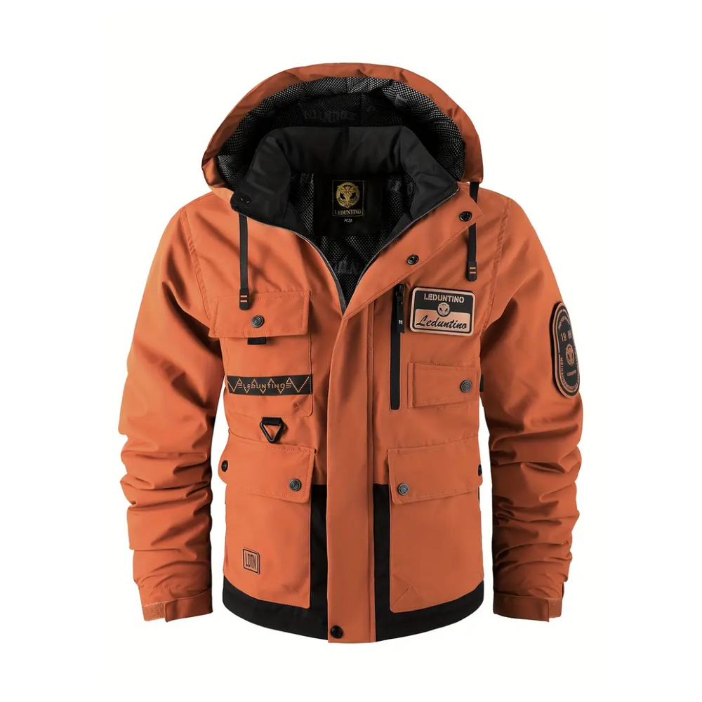 "Heren winterjas met afneembare capuchon, dikke isolatie en gestikte afwerking voor stijl en warmte in koud weer."