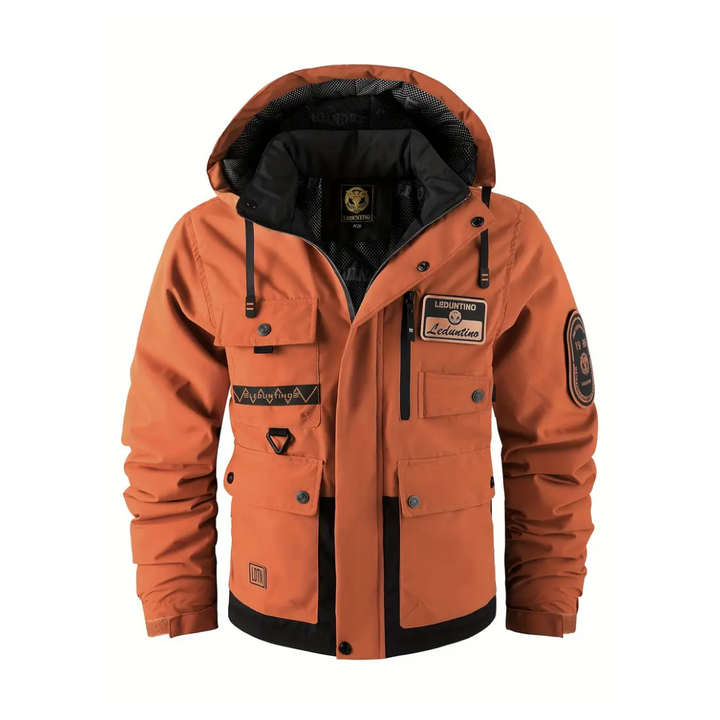 "Heren winterjas met afneembare capuchon, dikke isolatie en gestikte afwerking voor stijl en warmte in koud weer."