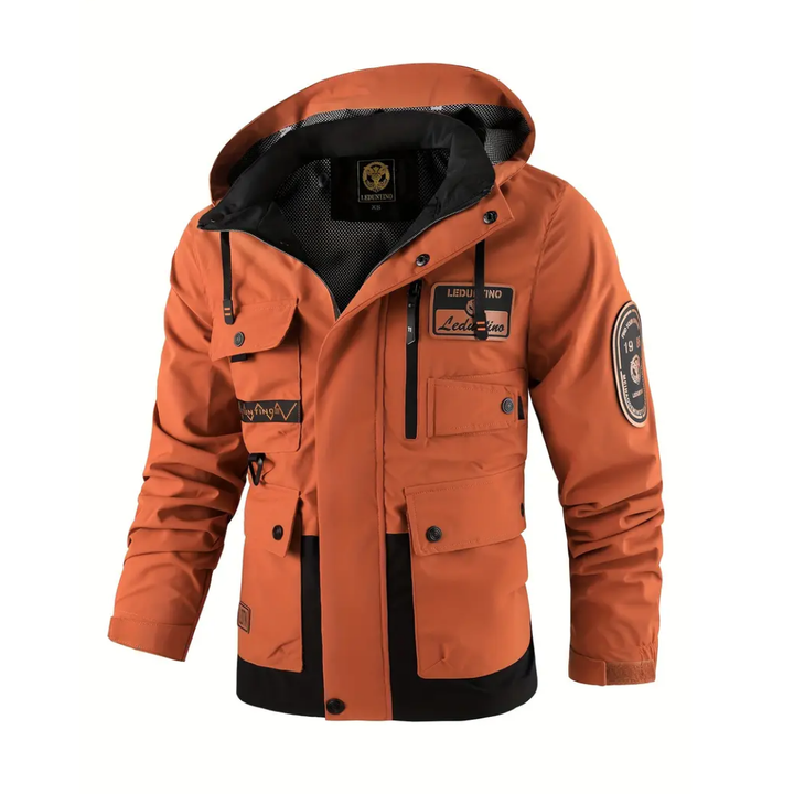 "Heren winterjas met afneembare capuchon, dikke isolatie en gestikte afwerking voor stijl en warmte in koud weer."