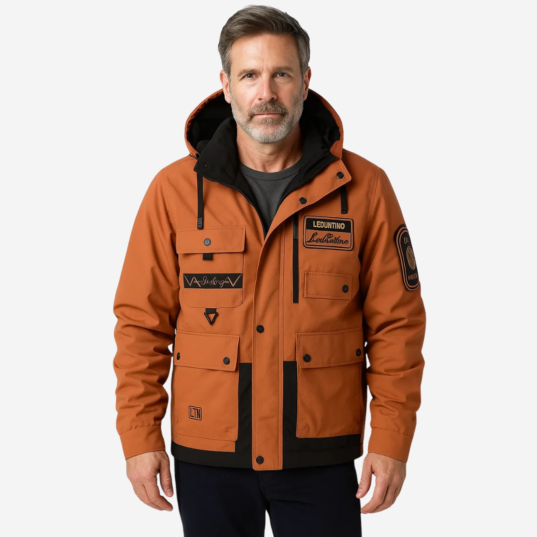 "Heren winterjas met afneembare capuchon, dikke isolatie en gestikte afwerking voor stijl en warmte in koud weer."