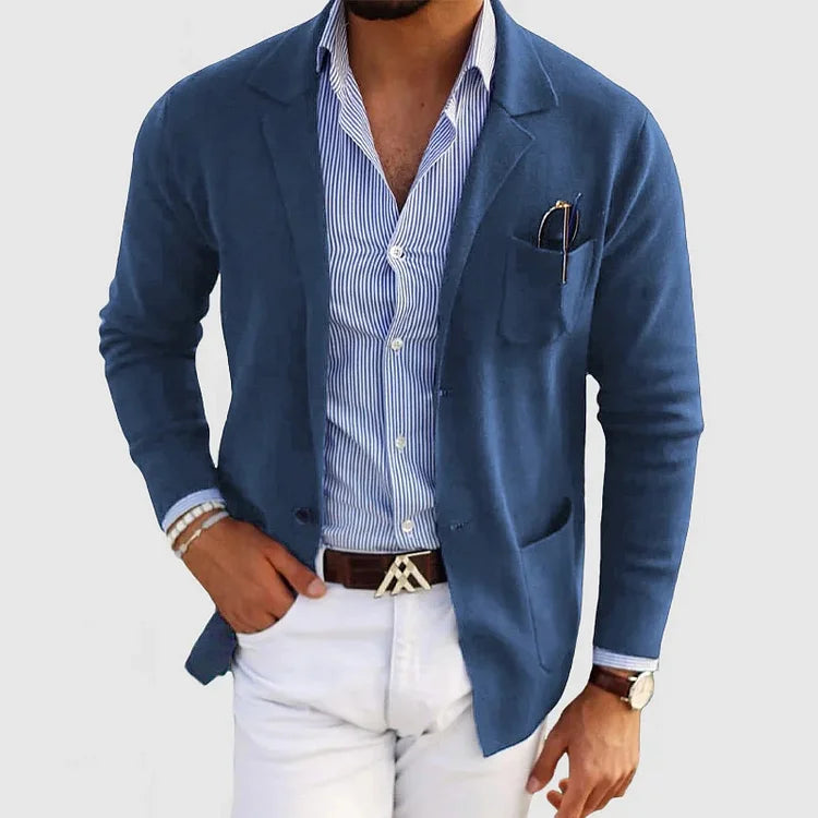 "Herenblazer Lyle met klassieke reverskraag en knoopzakken, perfect voor casual en zakelijke looks, beschikbaar in diverse kl