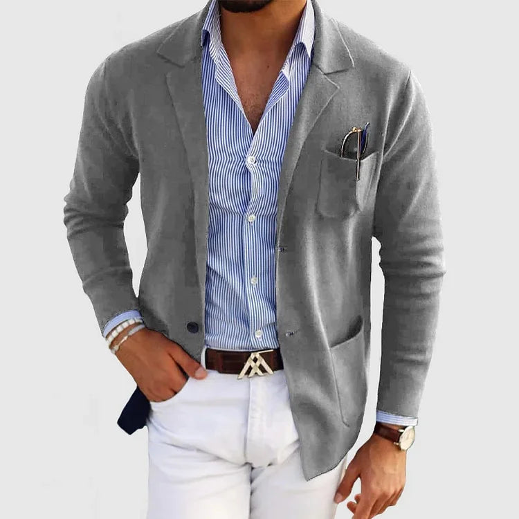 "Herenblazer Lyle met klassieke reverskraag en knoopzakken, perfect voor casual en zakelijke looks, beschikbaar in diverse kl