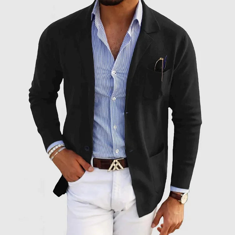 "Herenblazer Lyle met klassieke reverskraag en knoopzakken, perfect voor casual en zakelijke looks, beschikbaar in diverse kl