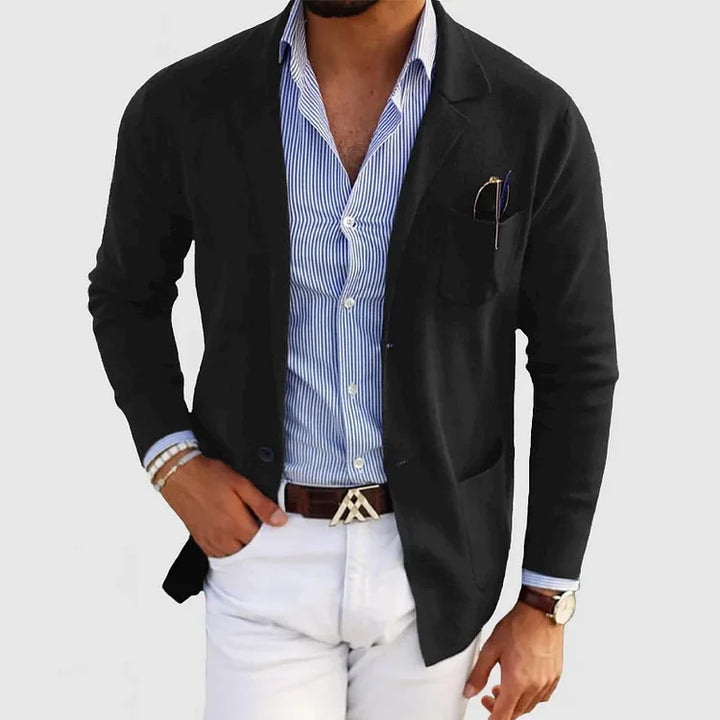 "Herenblazer Lyle met klassieke reverskraag en knoopzakken, perfect voor casual en zakelijke looks, beschikbaar in diverse kl
