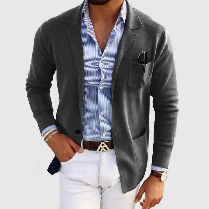 "Herenblazer Lyle met klassieke reverskraag en knoopzakken, perfect voor casual en zakelijke looks, beschikbaar in diverse kl