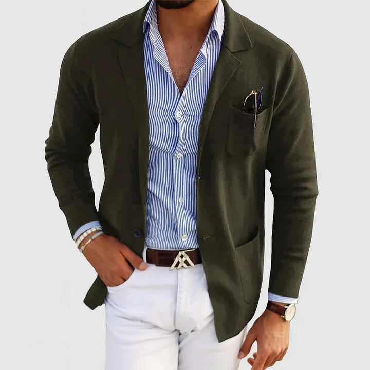 "Herenblazer Lyle met klassieke reverskraag en knoopzakken, perfect voor casual en zakelijke looks, beschikbaar in diverse kl