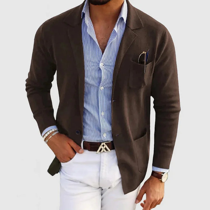 "Herenblazer Lyle met klassieke reverskraag en knoopzakken, perfect voor casual en zakelijke looks, beschikbaar in diverse kl