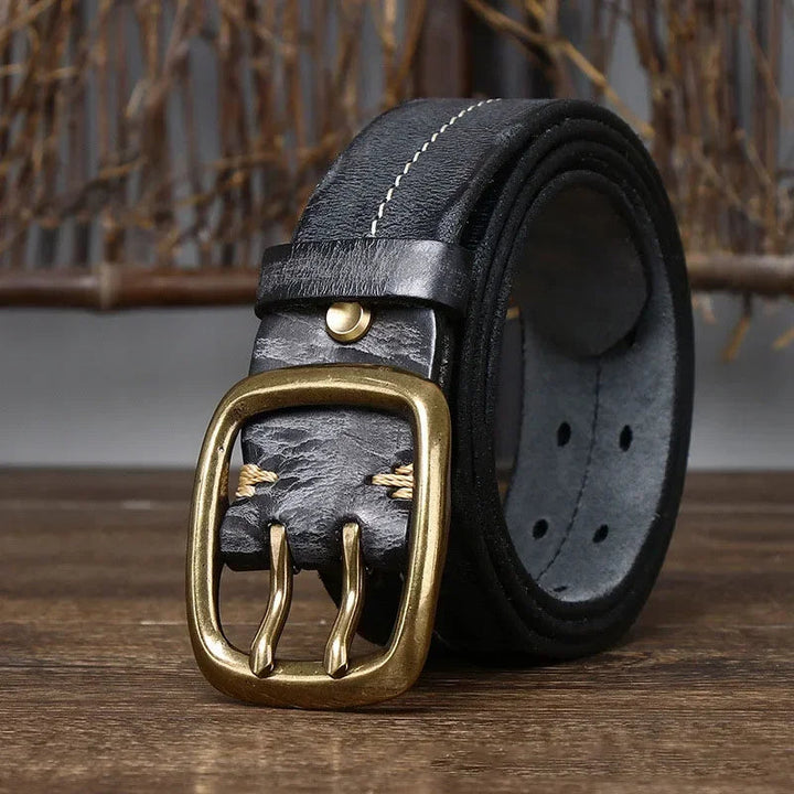 "Herenriem van echt runderleer met dubbele messing gesp, retro en stevig, perfect voor casual denim outfits."