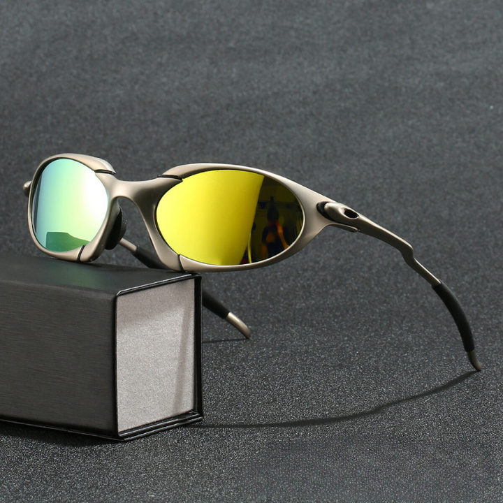 "Herenzonnebril met sportief design, gepolariseerde lenzen en metaal frame, biedt 100% UV bescherming."