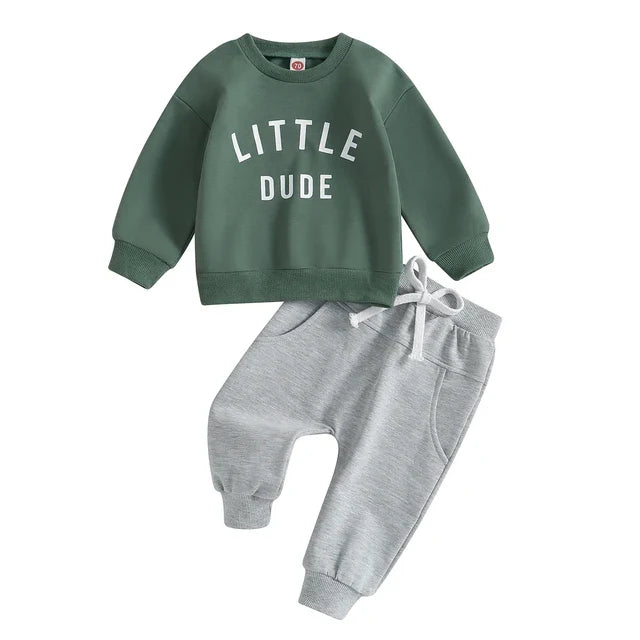 "Herfstoutfit peuters: stoer sweatshirt en broek, katoenmix, trendy letterprint, geschikt voor avontuurlijk spelen."
