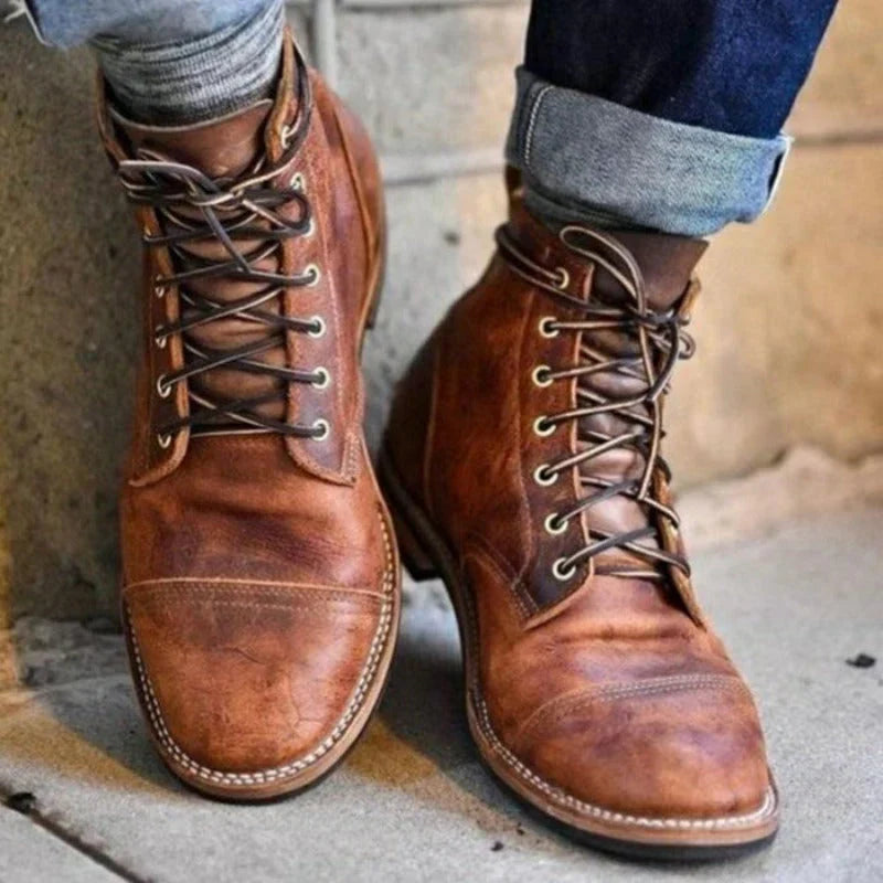 "Heritage leren laarzen voor heren, luxe en duurzaam leer, elegante vetersluiting, ronde neus en rubberen zool."