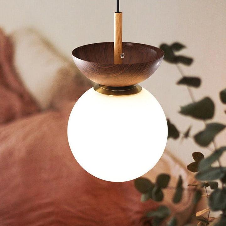 "Hikari plafondlamp met Japans design, natuurlijke houten afwerking en warme LED-verlichting, rond en minimalistisch."