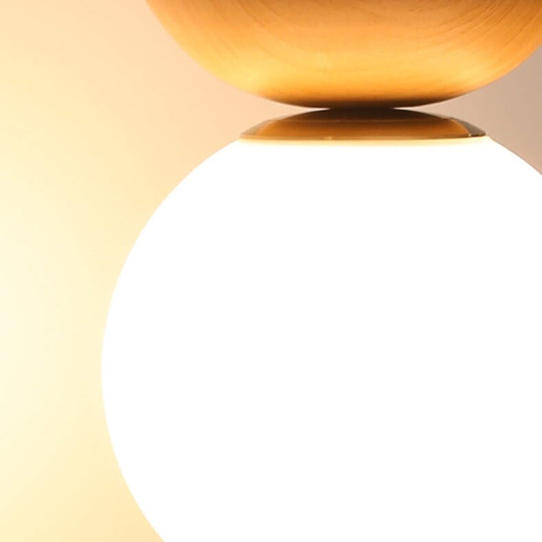 "Hikari plafondlamp met Japans design, natuurlijke houten afwerking en warme LED-verlichting, rond en minimalistisch."