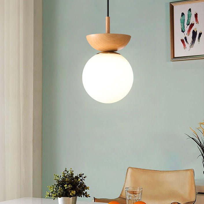 "Hikari plafondlamp met Japans design, natuurlijke houten afwerking en warme LED-verlichting, rond en minimalistisch."