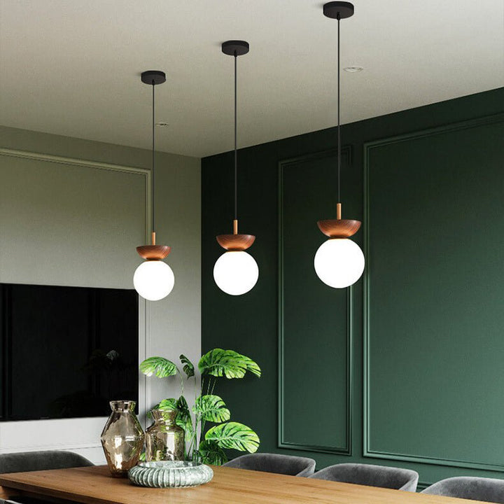 "Hikari plafondlamp met Japans design, natuurlijke houten afwerking en warme LED-verlichting, rond en minimalistisch."