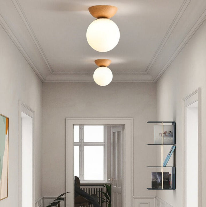 "Hikari plafondlamp met Japans design, natuurlijke houten afwerking en warme LED-verlichting, rond en minimalistisch."