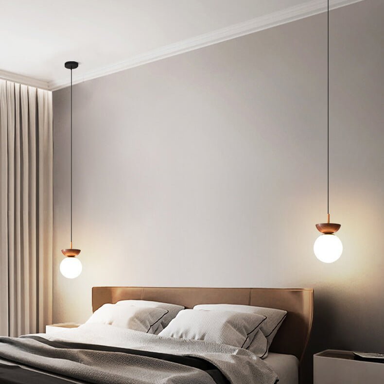 "Hikari plafondlamp met Japans design, natuurlijke houten afwerking en warme LED-verlichting, rond en minimalistisch."