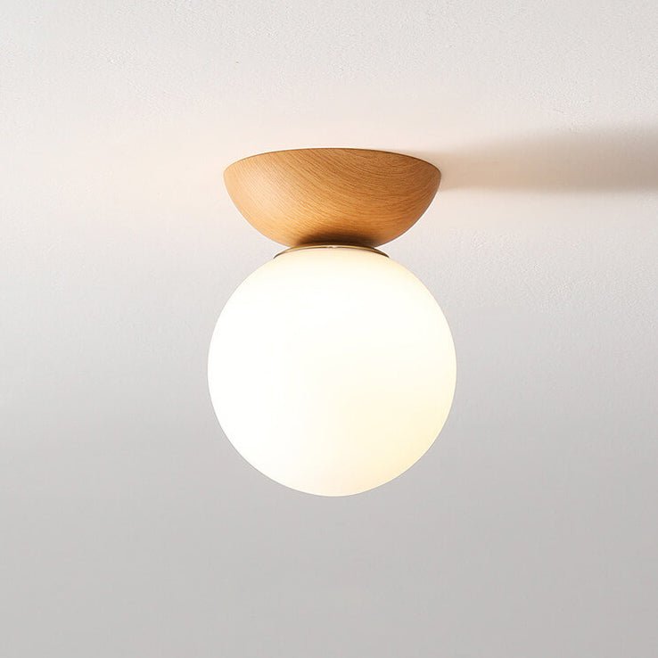 "Hikari plafondlamp met Japans design, natuurlijke houten afwerking en warme LED-verlichting, rond en minimalistisch."