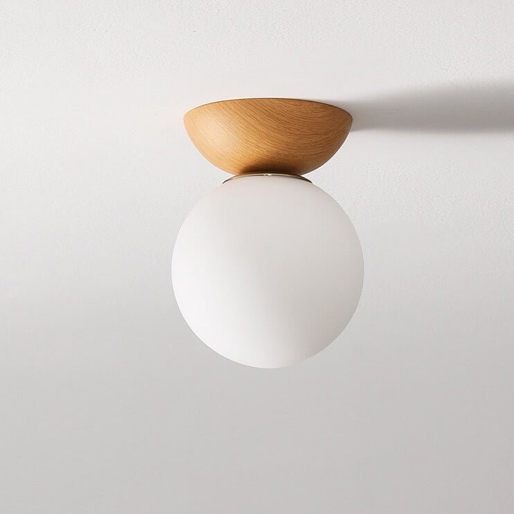 "Hikari plafondlamp met Japans design, natuurlijke houten afwerking en warme LED-verlichting, rond en minimalistisch."