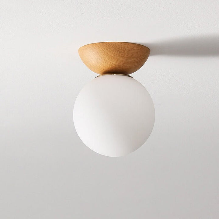 "Hikari plafondlamp met Japans design, natuurlijke houten afwerking en warme LED-verlichting, rond en minimalistisch."