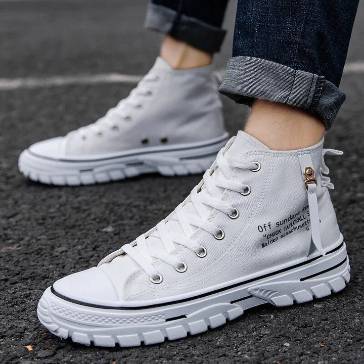 "Hoge heren sneakers met modern design, canvas materiaal en gevulkaniseerde zolen voor stijlvol dagelijks gebruik."