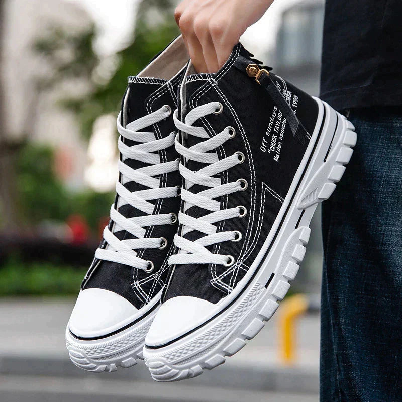 "Hoge heren sneakers met modern design, canvas materiaal en gevulkaniseerde zolen voor stijlvol dagelijks gebruik."