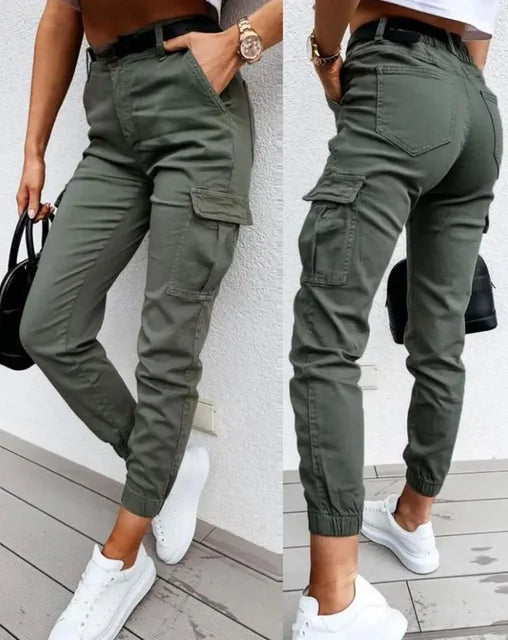 "Hoge taille cargo broek in legergroen, trendy en comfortabel, met ruime zakken en taps toelopende pasvorm voor dames."