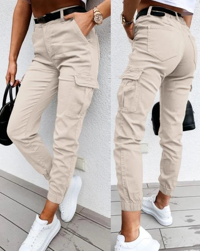 "Hoge taille cargo broek in legergroen, trendy en comfortabel, met ruime zakken en taps toelopende pasvorm voor dames."