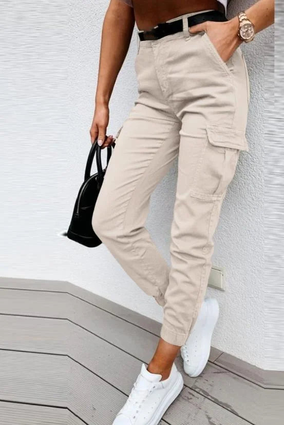 "Hoge taille cargo broek in legergroen, trendy en comfortabel, met ruime zakken en taps toelopende pasvorm voor dames."