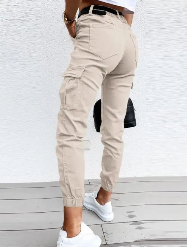 "Hoge taille cargo broek in legergroen, trendy en comfortabel, met ruime zakken en taps toelopende pasvorm voor dames."