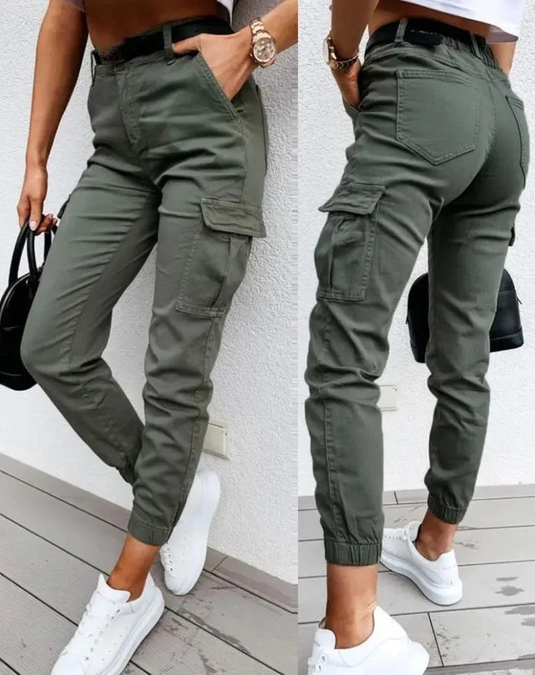 "Hoge taille cargo broek in legergroen, trendy en comfortabel, met ruime zakken en taps toelopende pasvorm voor dames."