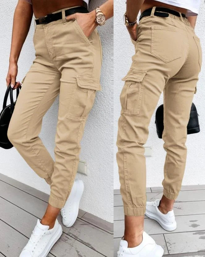 "Hoge taille cargo broek in legergroen, trendy en comfortabel, met ruime zakken en taps toelopende pasvorm voor dames."