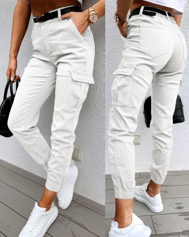 "Hoge taille cargo broek in legergroen, trendy en comfortabel, met ruime zakken en taps toelopende pasvorm voor dames."
