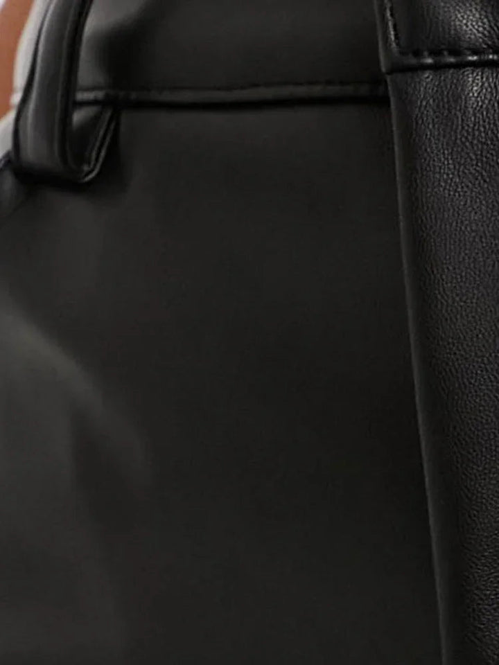 "Hoge taille leren broek voor dames in stijlvol zwart, met rechte pijpen en zijzakken voor elegante, veelzijdige looks."