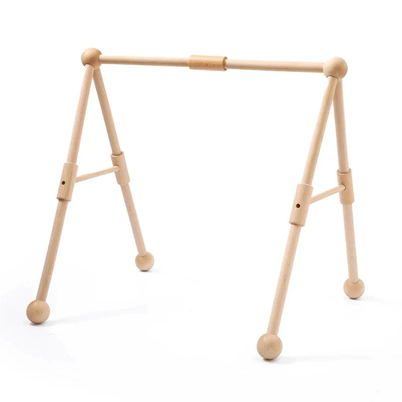 "Houten speelgym voor baby's, educatief en milieuvriendelijk, met kleurrijke dierenhangers en stevige houten constructie."